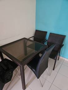 Table / Chairs