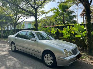 Mercedes Benz E200 200 CLASSIC (CBU) in City Centre, KUL