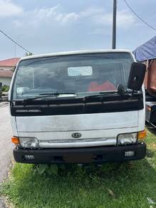 nissan  UD 3 tan 