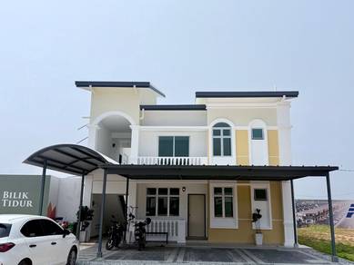 Townhouse in Ayer Keroh,MLK