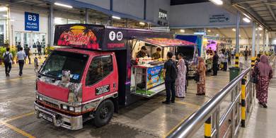 KREW FOODTRUCK (Kantin Kilang)