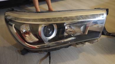headlamp toyota hilux revo 2.8 original