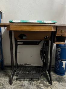 Singer brand sewing machine (vintage)
