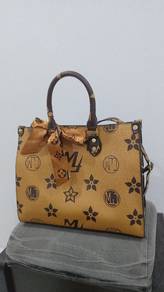 Large capacity fashionable printed handbag, understated luxury, niche 