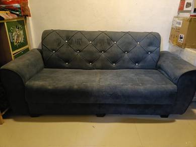 saya ada sebuah sofa 3seater jenis corak grey