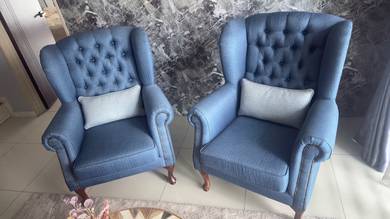 2 aesthetic chairs