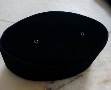 Songkok hitam baldu