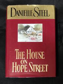 DANIELLE STEEL - THE HOUSE ON HOPE STREET Book