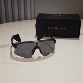 Oakley Sunglass OO9517-0139 🕶️