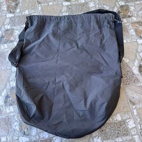 Uniqlo U drawstring shoulder bag