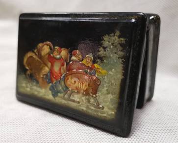 Hand Painted Pegockuho Russian Lacquer Box Signed