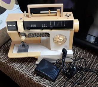 Vintage singer sewing machine 6212c made in brazil