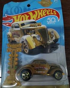 hotwheels pass n gasser gold trafficlight