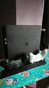 PS4 Slim (500GB) + 8 Games