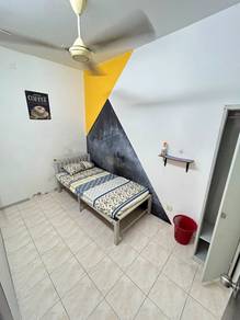 Room in Seri Kembangan, SGR