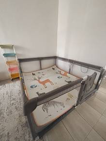 Baby playpen with door