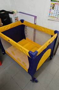 Foldable baby cot