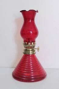 Lampu Pelita Minyak Tanah Lama Merah