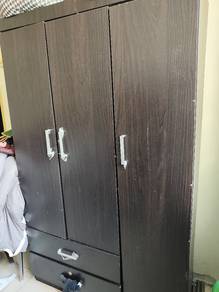 Almari pakaian kayu