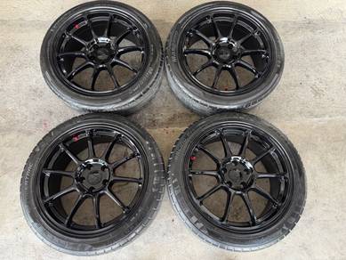 Rim ze40 gloss black 18 inch clear brembo tyr 90%