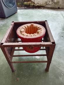 Dapur arang dengan kaki dapur