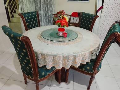 Meja makan kayu