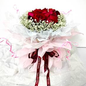 Fresh Rose & Baby's Breath Hand Bouquet