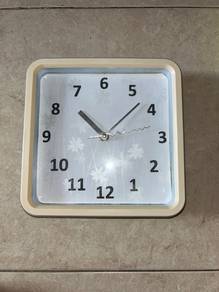 Reverse or Backward Clock Jam Dinding