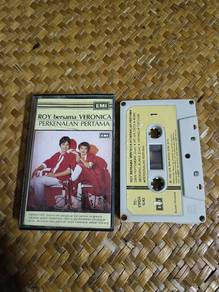 Kaset Roy Bersama Veronica
Perkenalan Pertama