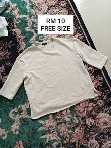 Sweatshirt Cream Lengan Pendek