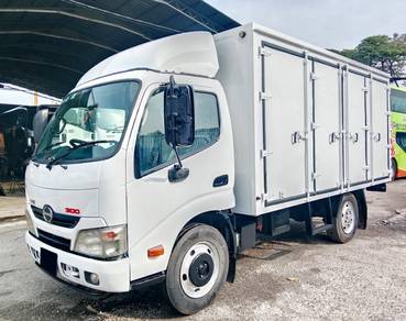 HINO XZU600 BOX 13FT 10 DOORS 4800KG LORRY #9375va
