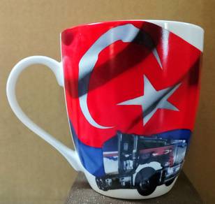 Mug cenderahati rasmi Kembara Mahkota Johor