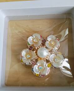 Flower pearl brooch
