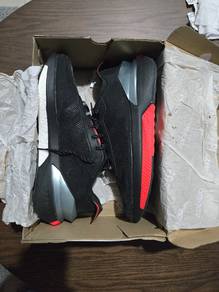 Adidas Avryn dalam variasi warna Core Black / Core