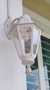 Lampu dinding gantung dan pagar