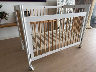 Funbies Clover wooden Baby Crib with mattress