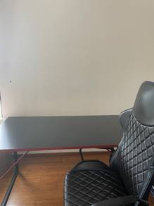 gaming desk and chair