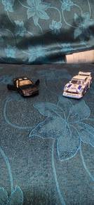 Tomica(kiri) And hotwheels(kanan)