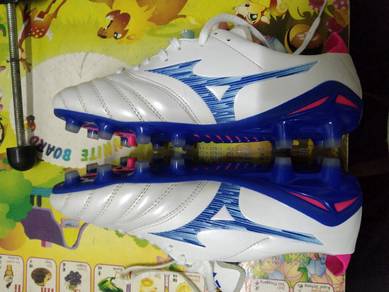 kasut bola mizuno