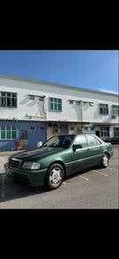Mercedes Benz 200 in Kepala Batas, PNG