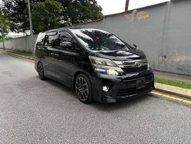 Toyota Vellfire Z GOLDEN EYES in KLCC, KUL