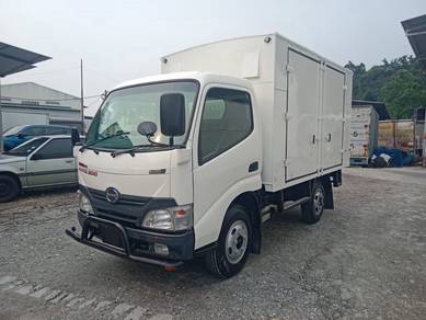 2012 Hino WU600 | Aluminum Box 10'7"
