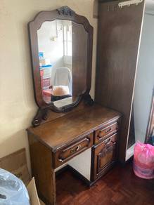 Make-up table