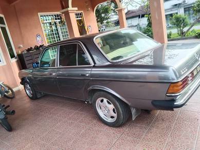 Mercedes Benz 200E in Ayer Tawar, PRK