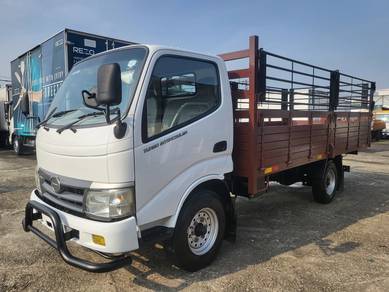 2015 Hino w302 13'ft wooden loan