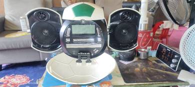 pemain CD dan RADIO berbentuk bola sepak