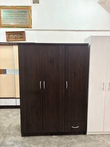 almari 3 pintu