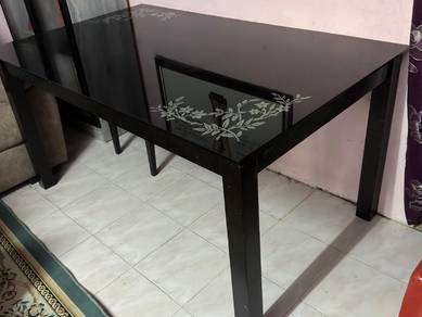 Meja Makan Kaca Hitam