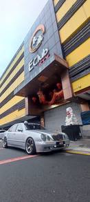 Mercedes Benz 280SE in Ampang Hilir, KUL