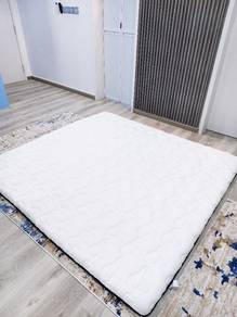 white king mattress topper (LIKE NEW)